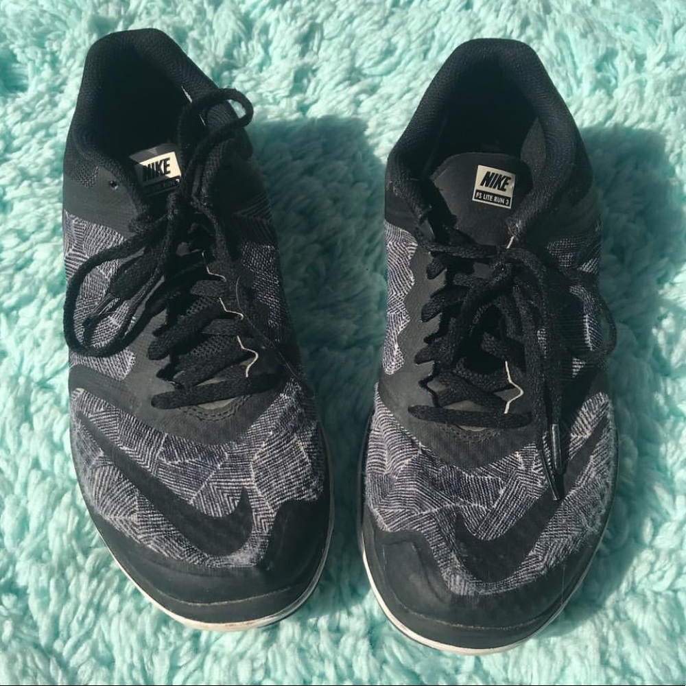 Black nike running shoes